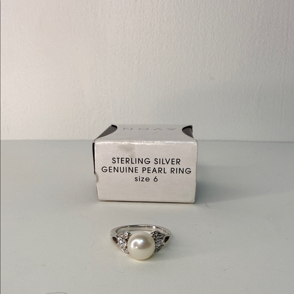 Avon Sterling Silver Pearl Ring - with original box (2011) size 6 - Picture 2 of 4